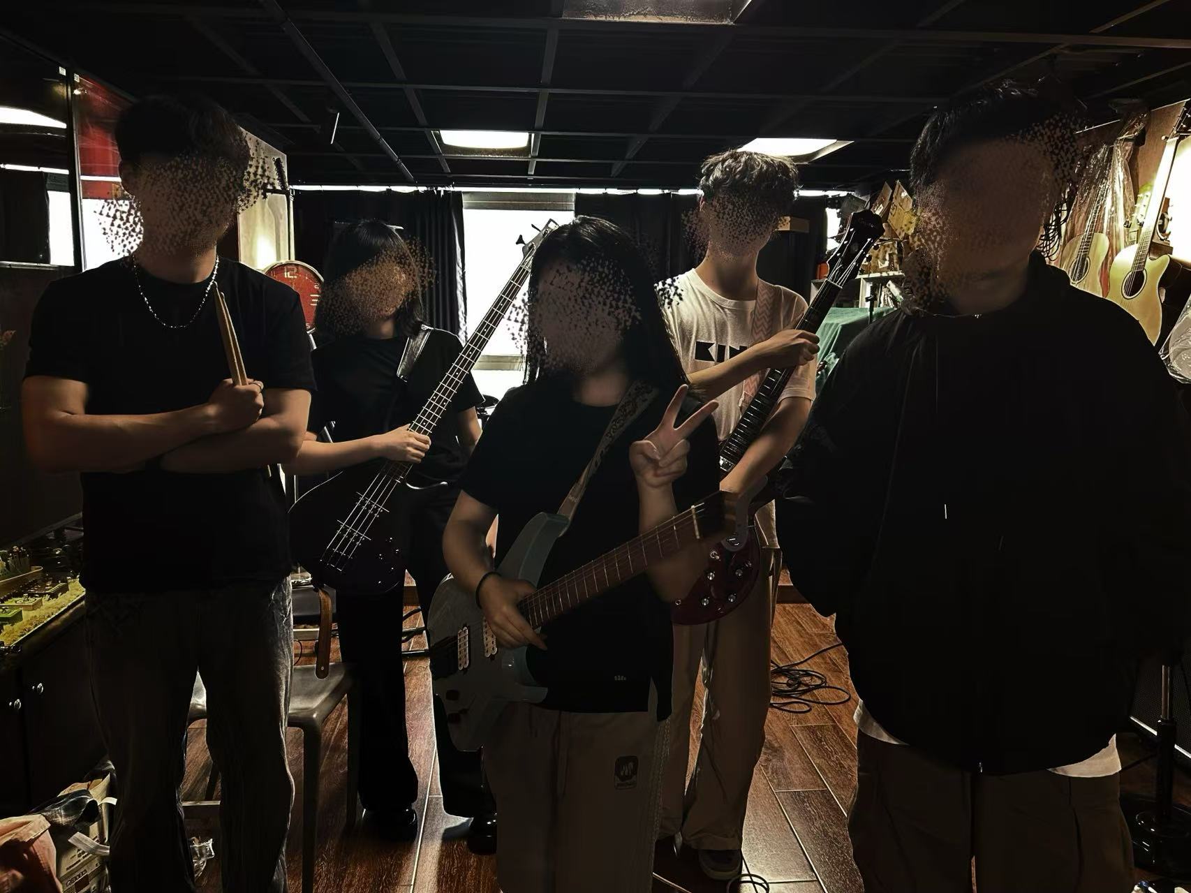 Fool's Day 五名成员在排练室里的合影